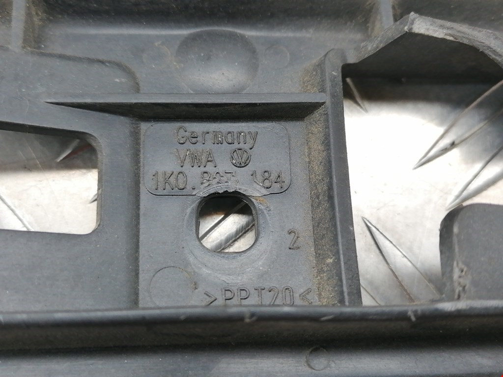 Кронштейн переднего бампера правый VOLKSWAGEN Golf V 2003-2009