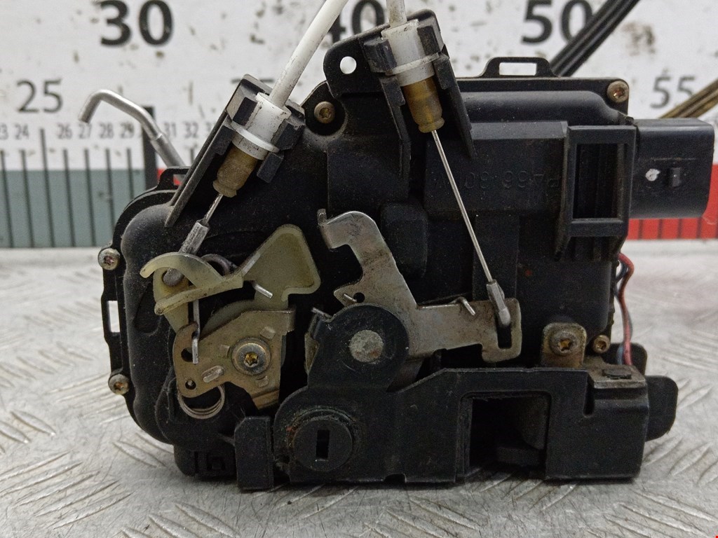 Замок двери задней левой AUDI A6 C5 1997-2004