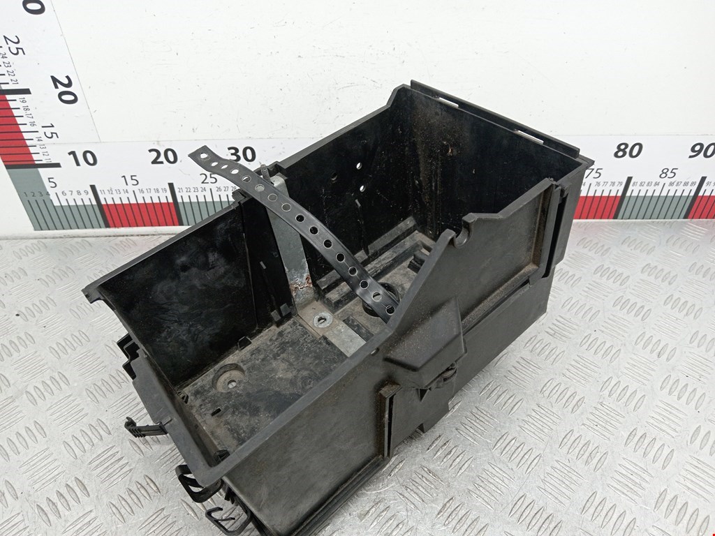 Крепление АКБ (корпус/подставка) FORD Focus II 2005-2011