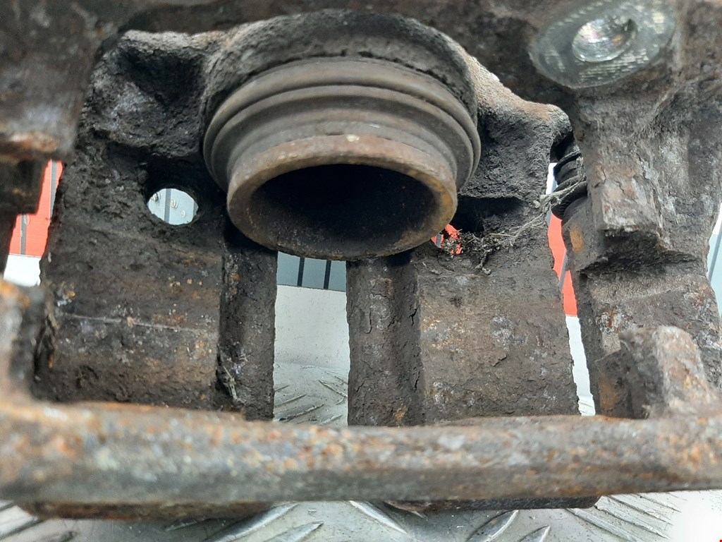 Суппорт передний левый CITROEN Berlingo 1996-2012