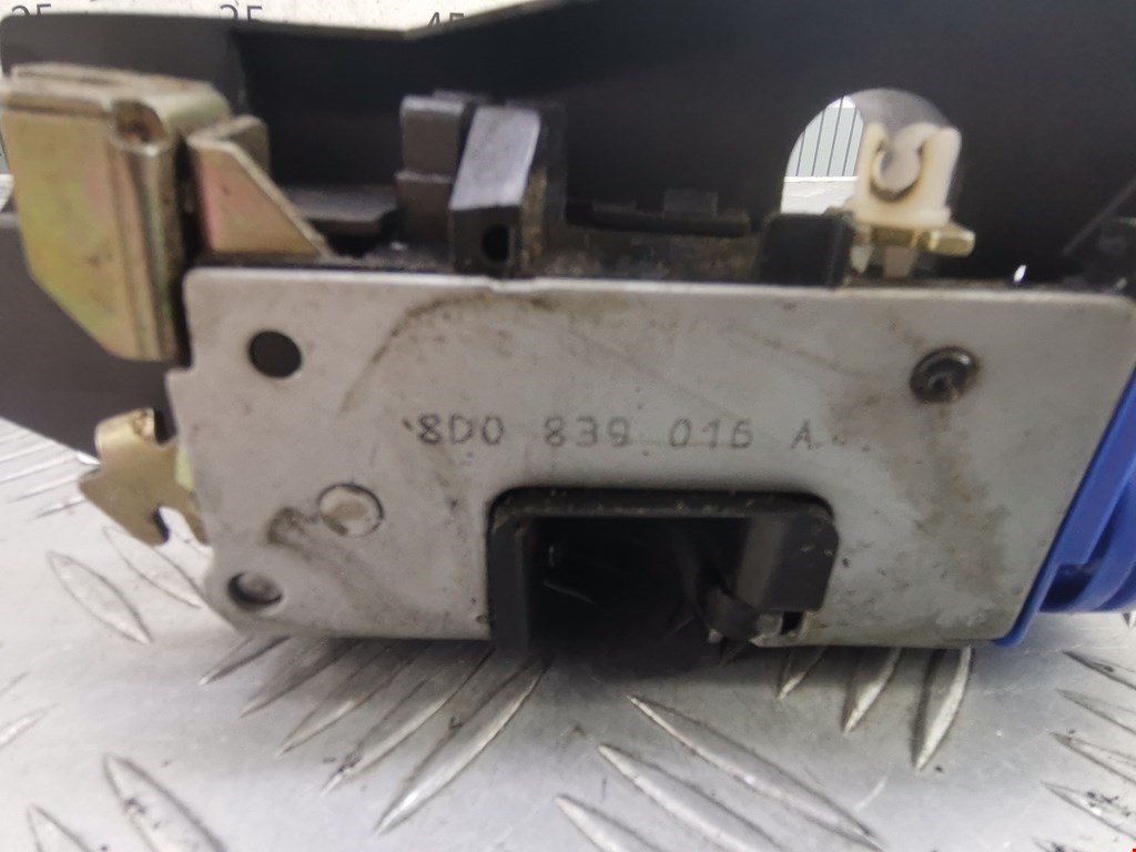 Замок двери задней правой AUDI A4 B5 1995-2001