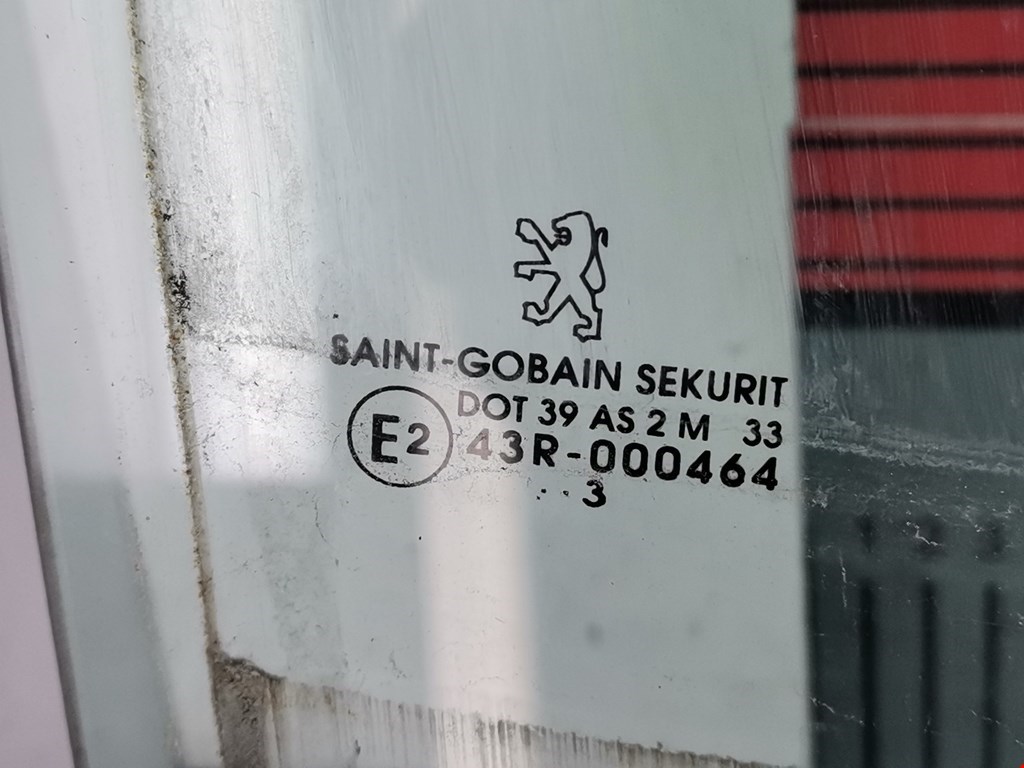 Стекло двери переднее правое PEUGEOT 307 2001-2008