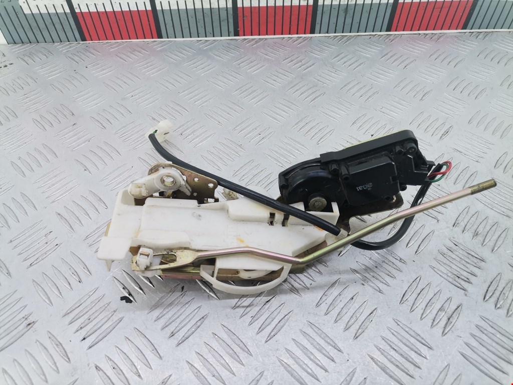 Замок двери передней правой Mazda Demio 1 DW (1996-2003)