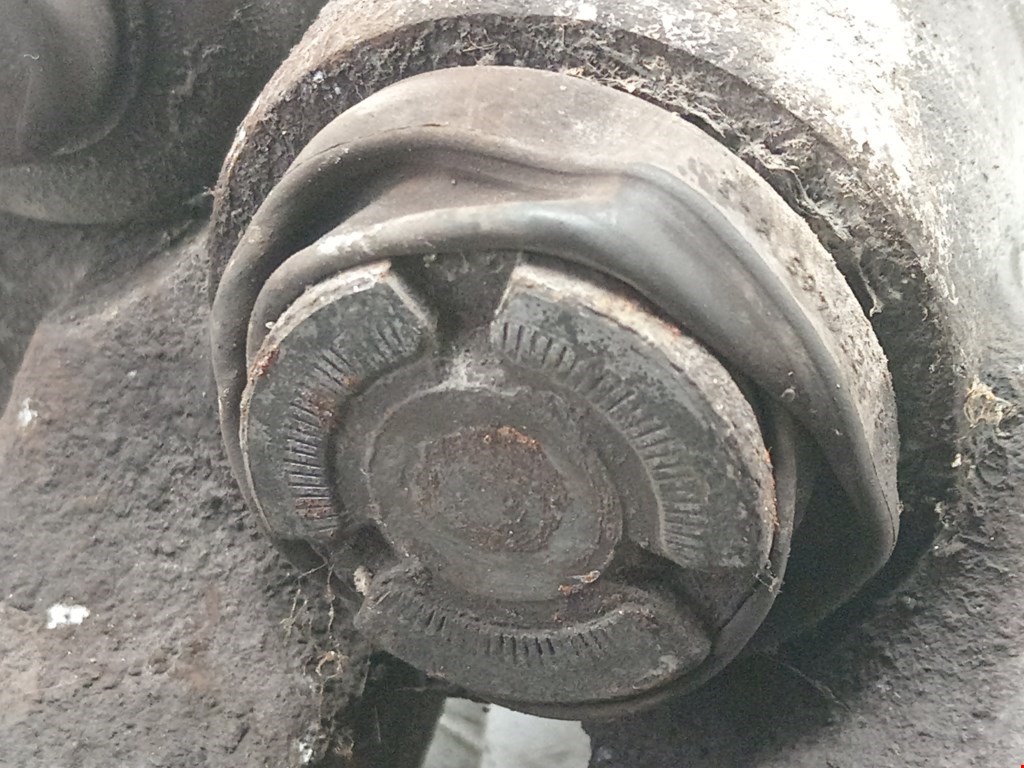 Суппорт задний левый VOLKSWAGEN Passat B6 2005-2011