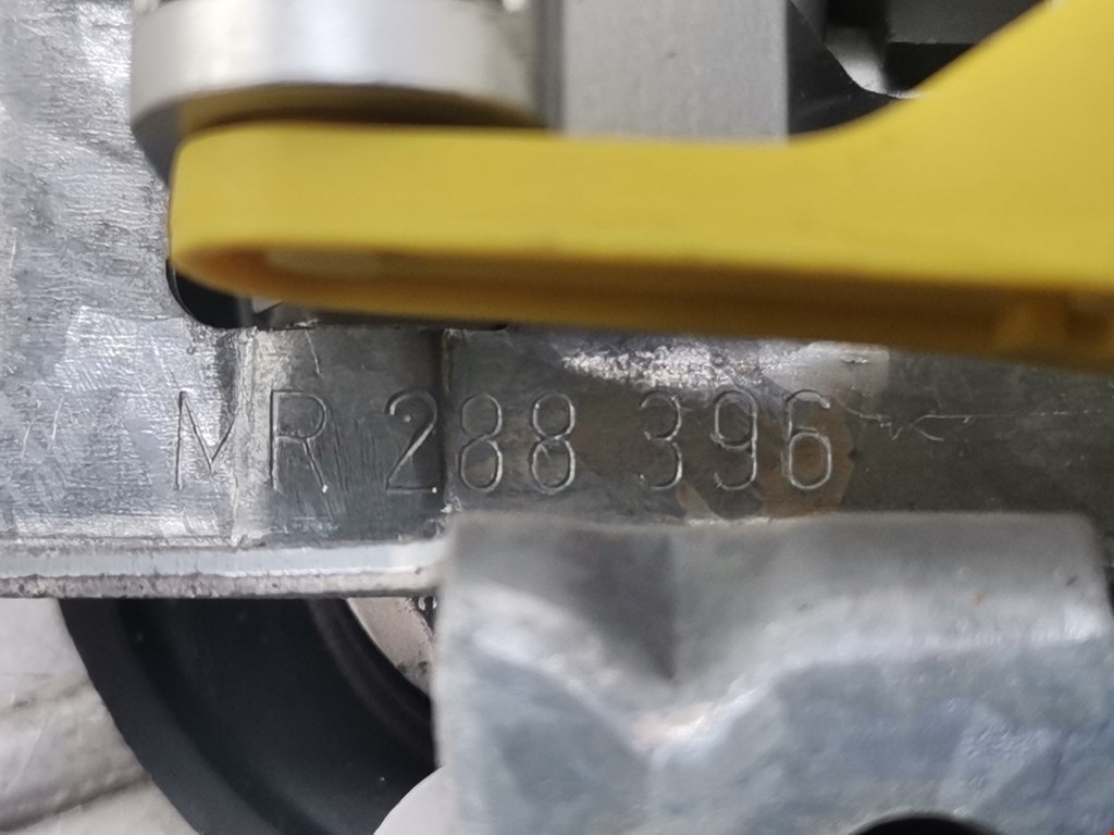 Ручка дверная передняя внутренняя правая MITSUBISHI Space Star 1999-2006