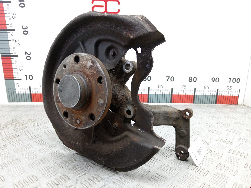 Кулак задний правый Audi A3 8P (2003-2013)