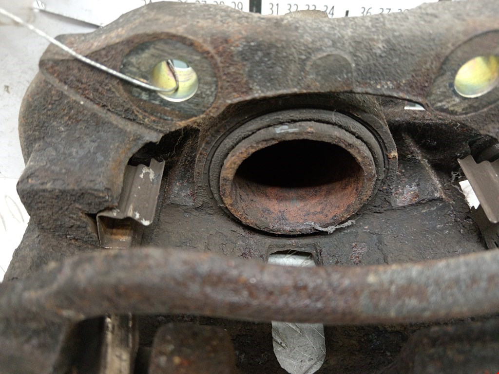 Суппорт передний правый CITROEN Berlingo 1996-2012