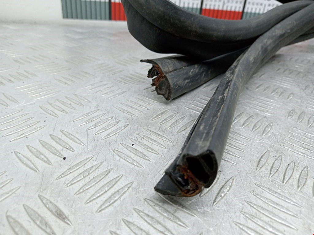 Уплотнитель двери TOYOTA Aygo AB10 2005-2014
