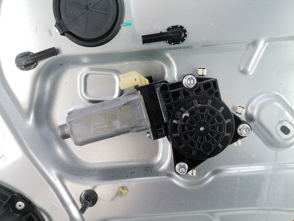 Стеклоподъемник передний правый KIA Carens 2006-2012