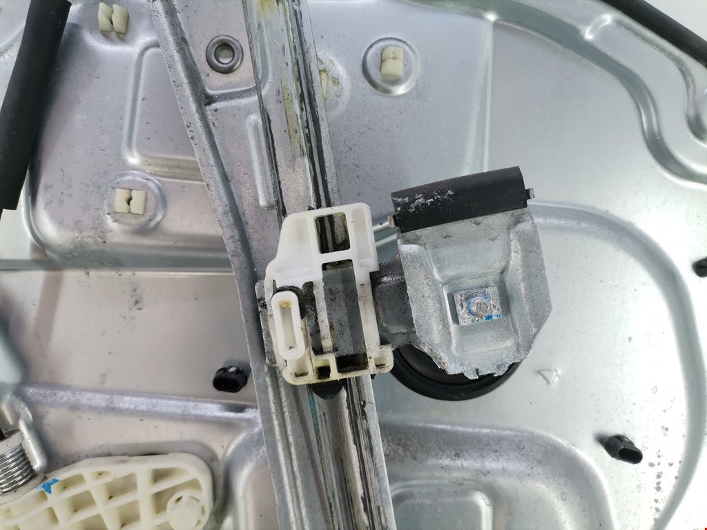 Стеклоподъемник передний правый KIA Carens 2006-2012