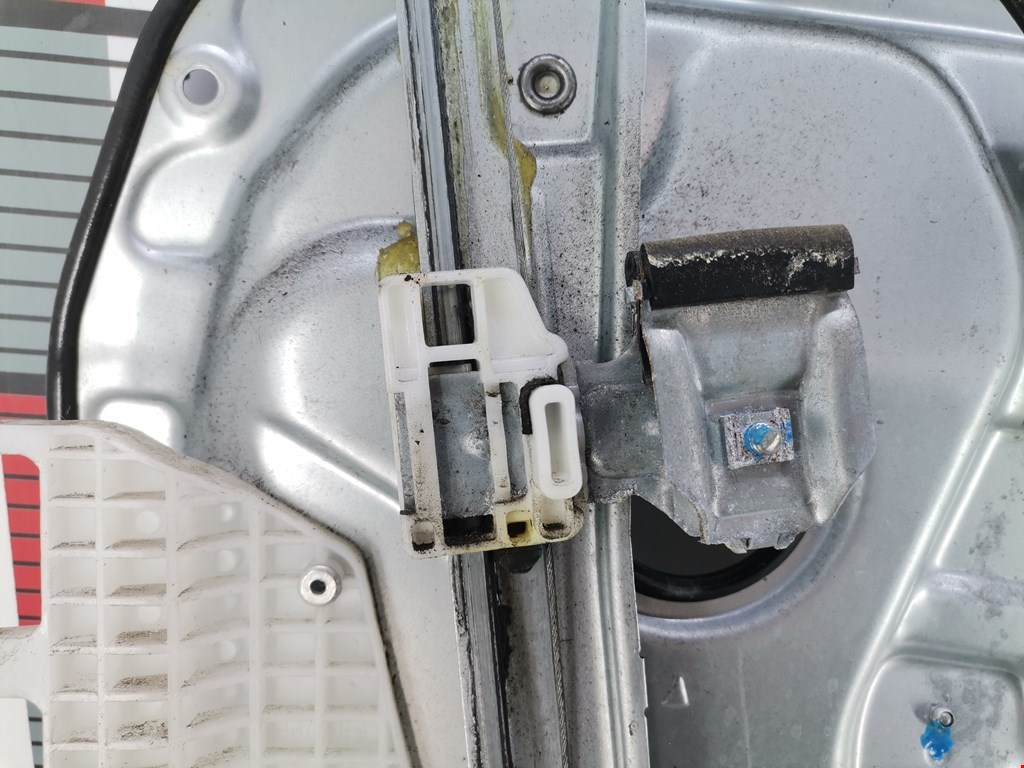 Стеклоподъемник передний правый KIA Carens 2006-2012