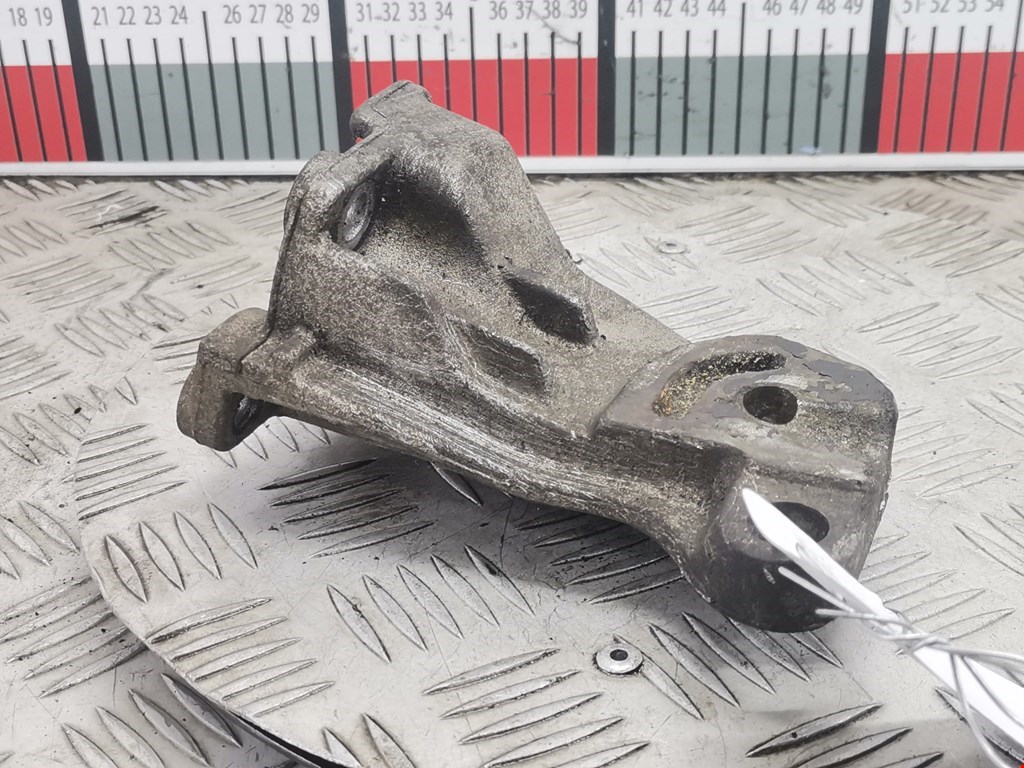 Кронштейн (крепление лапа) двигателя Volkswagen Polo 3 (1994-2002)