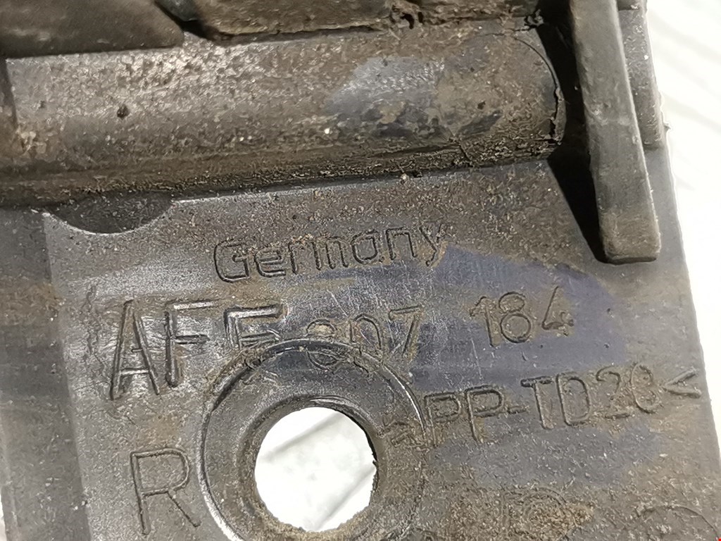 Кронштейн переднего бампера правый VOLKSWAGEN Passat B6 2005-2011