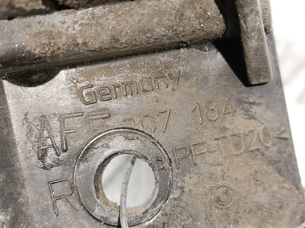 Кронштейн переднего бампера правый VOLKSWAGEN Passat B6 2005-2011