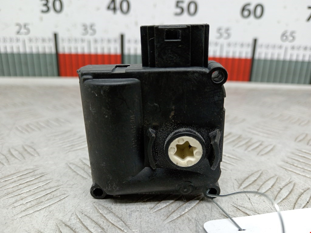 Сервопривод (электропривод моторчик привода) заслонки печки Audi A6 C6 (2004-2011)