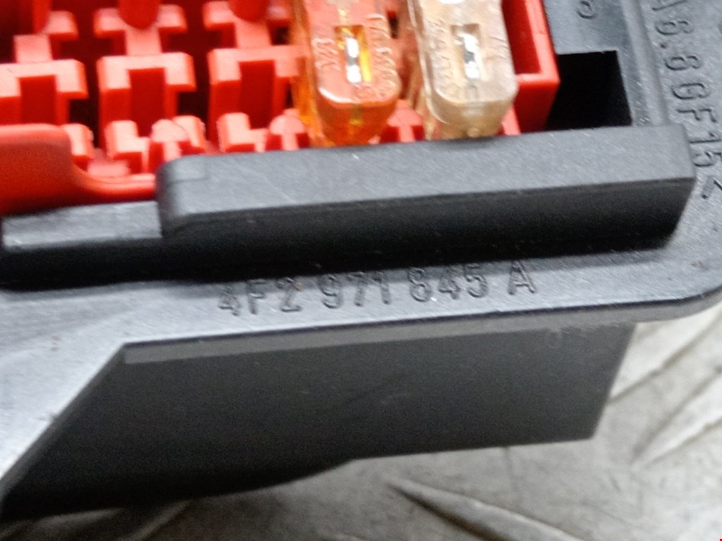 Датчик уровня в бачок омывателя AUDI A6 C6 2004-2010