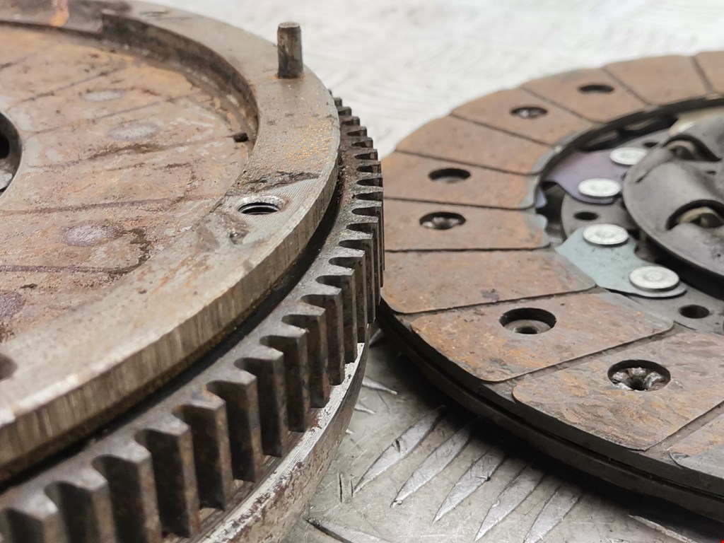 Маховик (демпфер сцепления) VOLKSWAGEN Passat B6 2005-2011