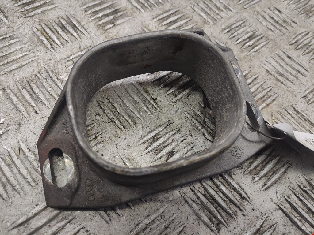 Кронштейн (крепление лапа) двигателя Audi A4 B6 (2000-2006)