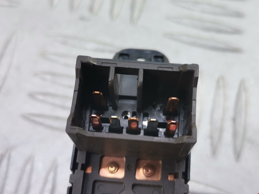 Кнопка стеклоподъемника KIA Carens 2006-2012