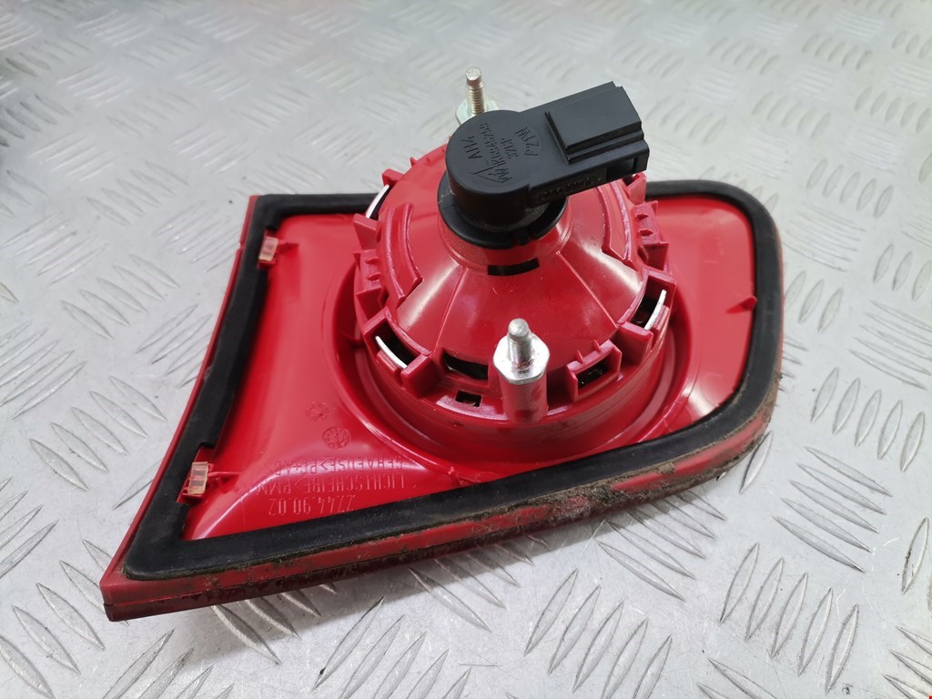 Фонарь задний внутренний левый VOLKSWAGEN Passat B6 2005-2011