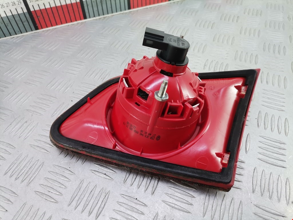 Фонарь задний внутренний левый VOLKSWAGEN Passat B6 2005-2011