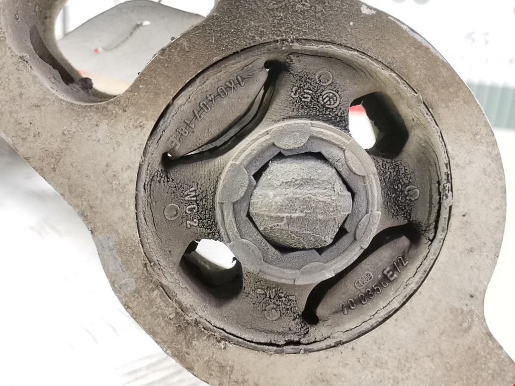 Рычаг передний левый VOLKSWAGEN Passat B6 2005-2011