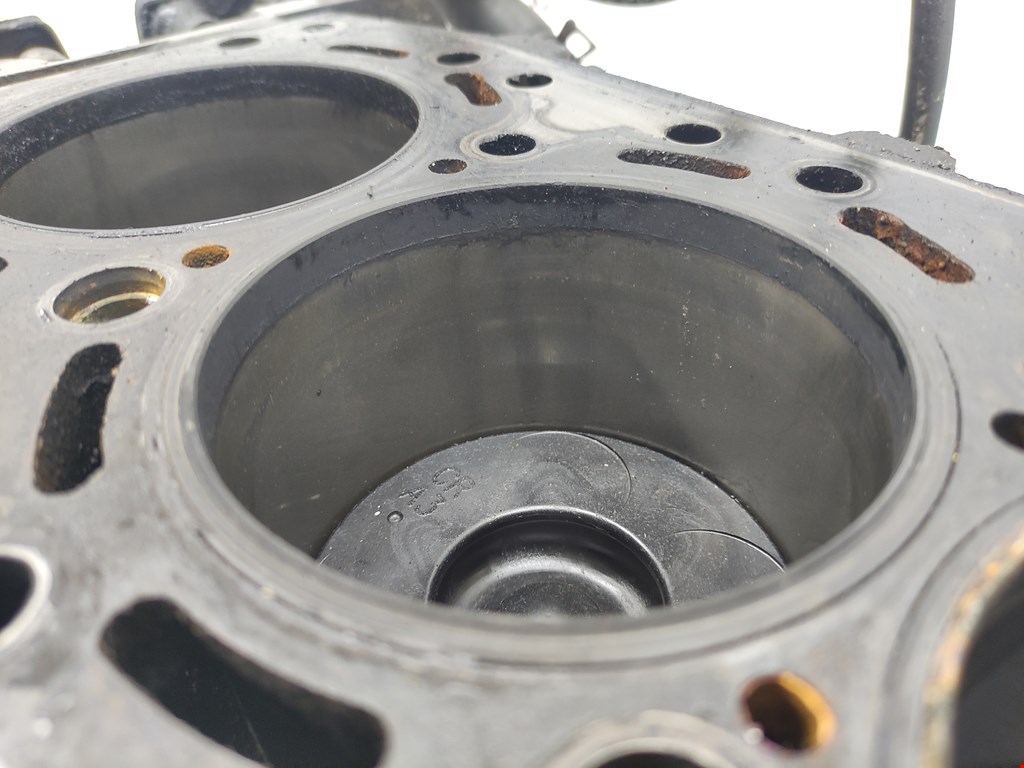 Блок цилиндров KIA Carnival I 1999-2005