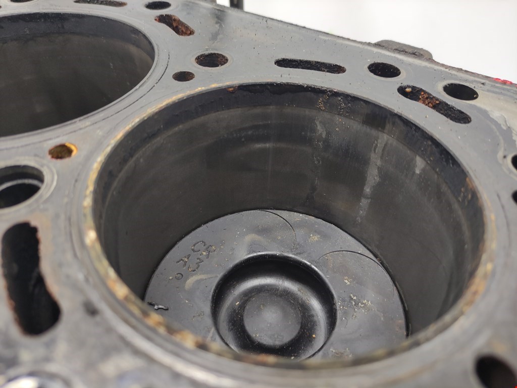 Блок цилиндров KIA Carnival I 1999-2005