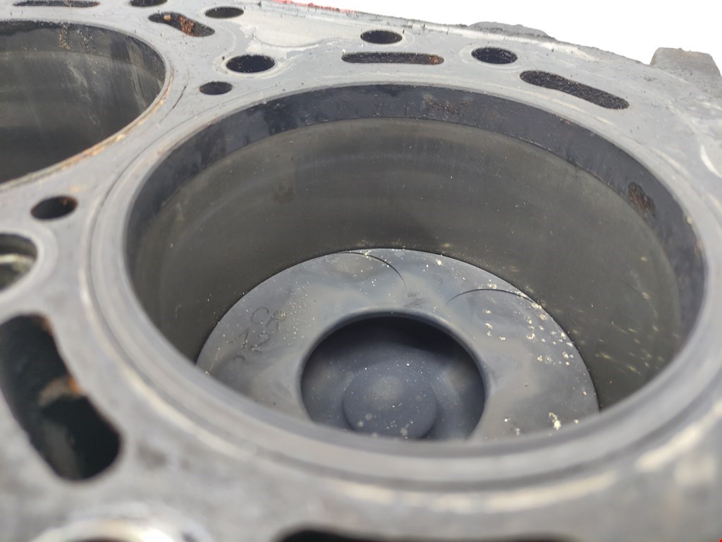 Блок цилиндров KIA Carnival I 1999-2005