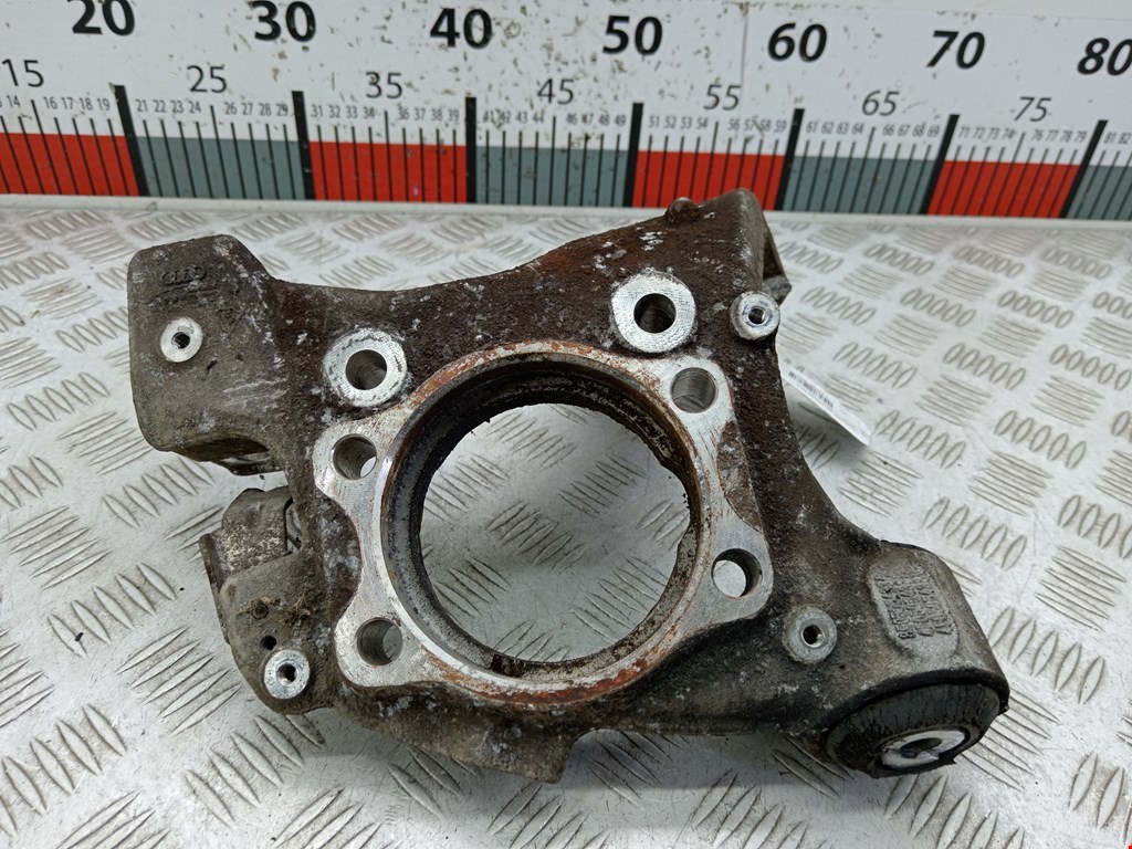 Кулак задний левый Audi A6 C6 (2004-2011)