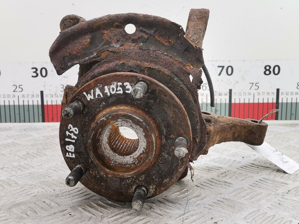 Кулак поворотный правый