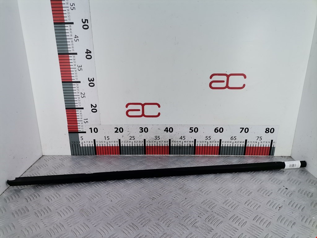 Накладка декоративная (молдинг) стекла двери передней правой Volkswagen Passat 6 (2005-2010)