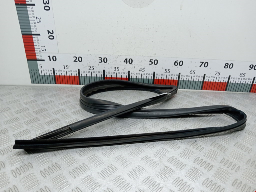 Уплотнитель двери PEUGEOT 207 2006-2015