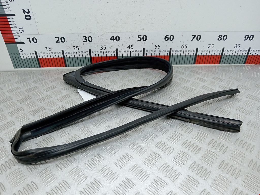 Уплотнитель двери PEUGEOT 207 2006-2015