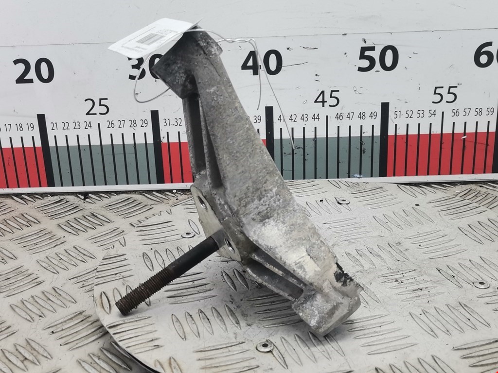 Кронштейн (крепление лапа траверса) кпп Mitsubishi Space_Star 1 (1998-2005)