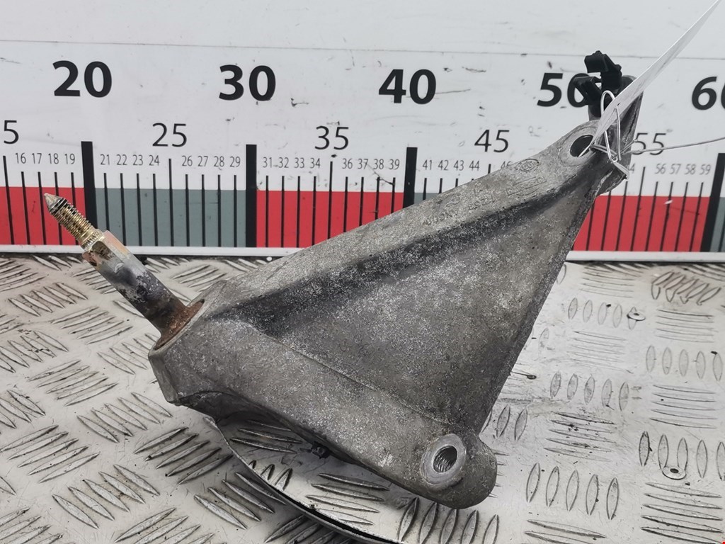 Кронштейн (крепление лапа траверса) кпп Nissan Micra K12 (2002-2010)