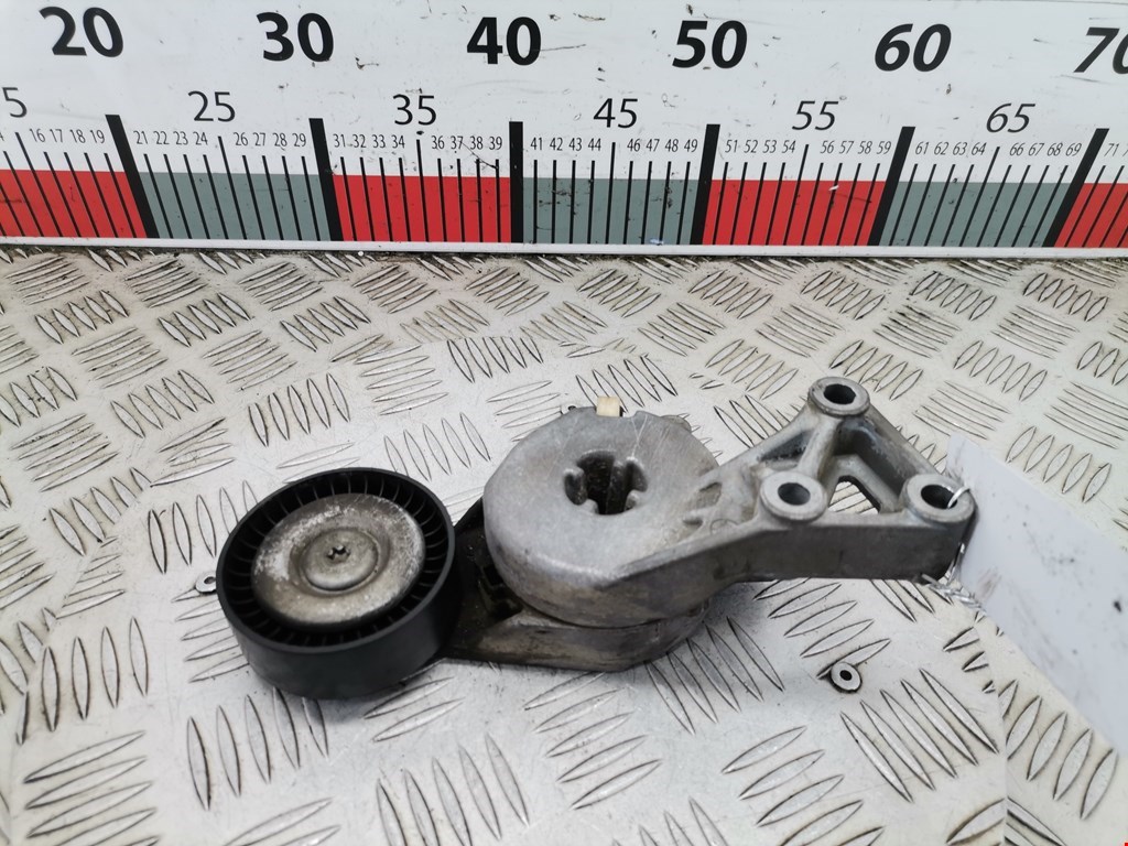 Натяжитель ремня генератора (приводного поликлинового ремня Volkswagen Golf 4 (1997-2004)