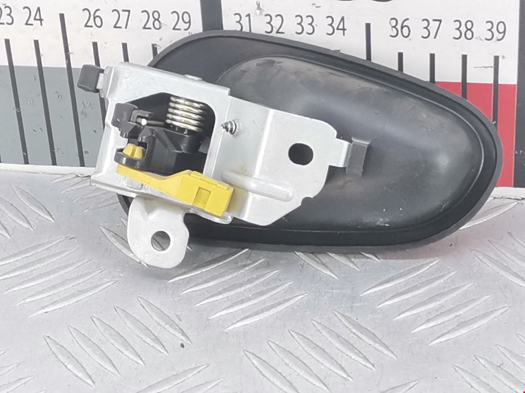 Ручка дверная передняя внутренняя правая MITSUBISHI Space Star 1999-2006