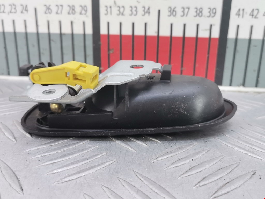 Ручка дверная передняя внутренняя правая MITSUBISHI Space Star 1999-2006