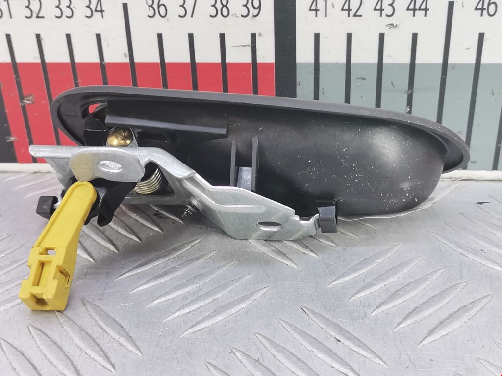 Ручка дверная задняя внутренняя левая MITSUBISHI Space Star 1999-2006