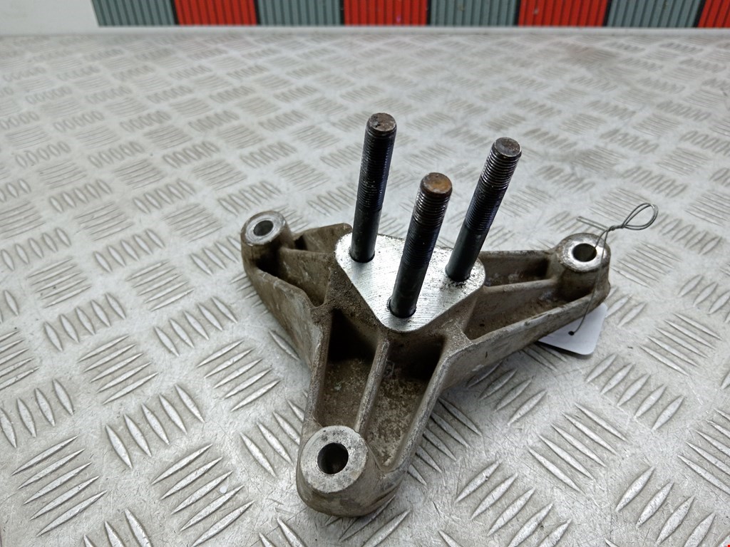 Кронштейн (крепление лапа траверса) кпп Mitsubishi Space_Star 1 (1998-2005)