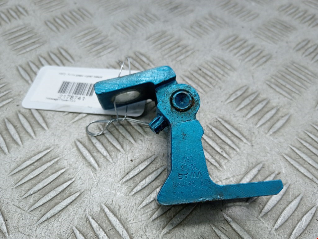 Петля двери задней правой Volkswagen Tiguan 1 (2007-2016)