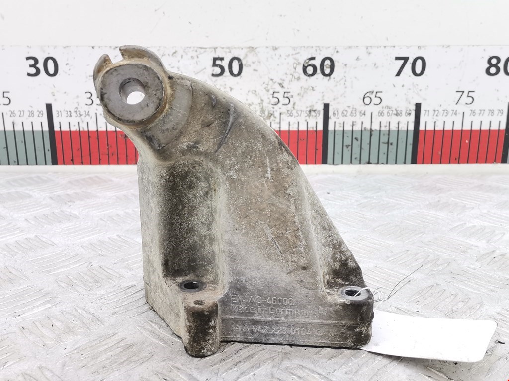 Кронштейн (крепление лапа) двигателя Mercedes CLS-Class (W219) (2004-2010)
