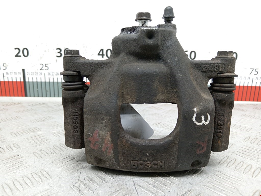 Суппорт передний правый TOYOTA Aygo AB10 2005-2014