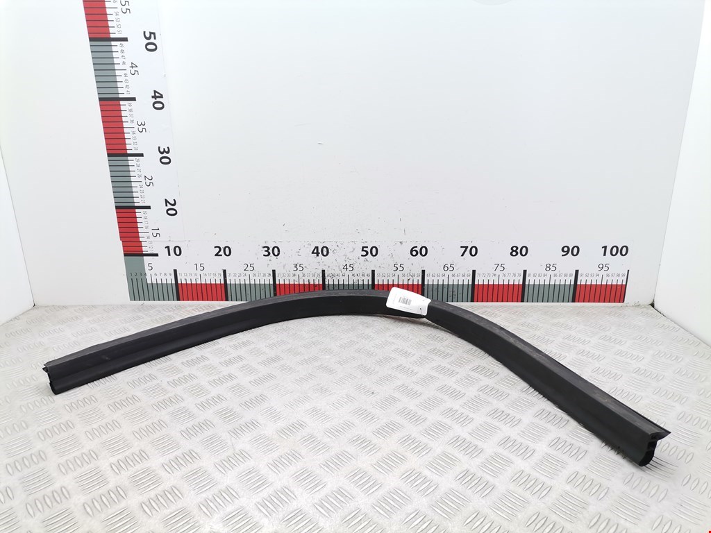 Уплотнитель (наружный) AUDI A4 B8 2007-2015