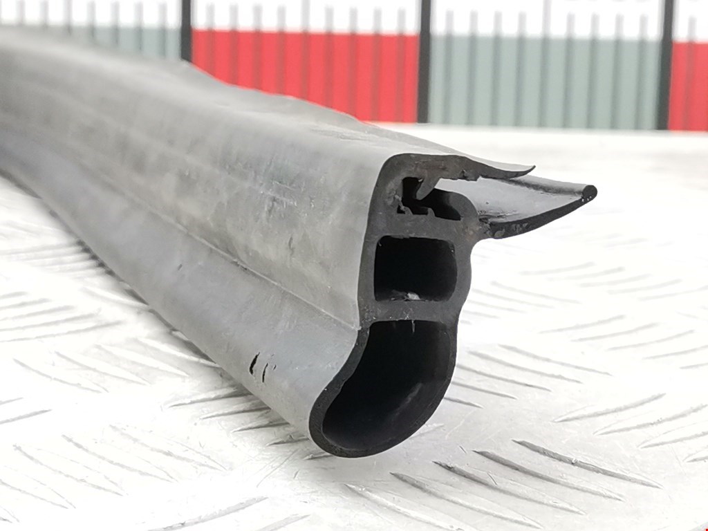 Уплотнитель (наружный) AUDI A4 B8 2007-2015