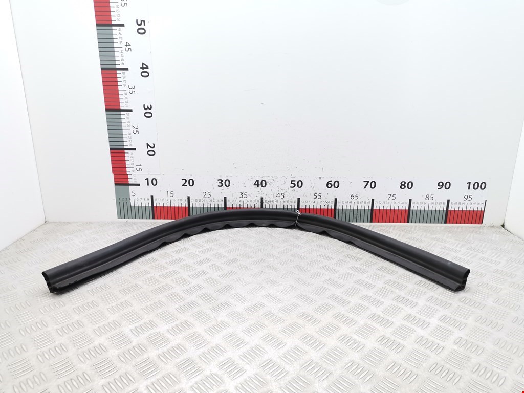 Уплотнитель (наружный) AUDI A4 B8 2007-2015