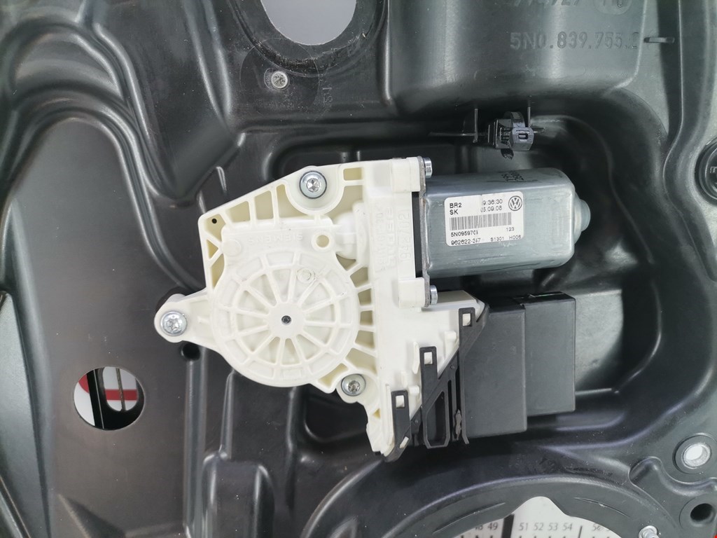 Стеклоподъемник задний левый VOLKSWAGEN Tiguan 2007-2016