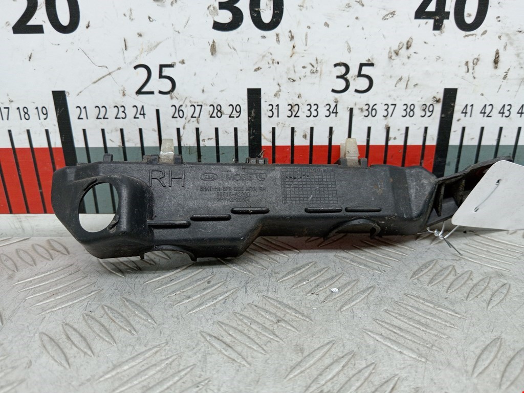 Кронштейн переднего бампера правый KIA Cee'd II 2012-2018