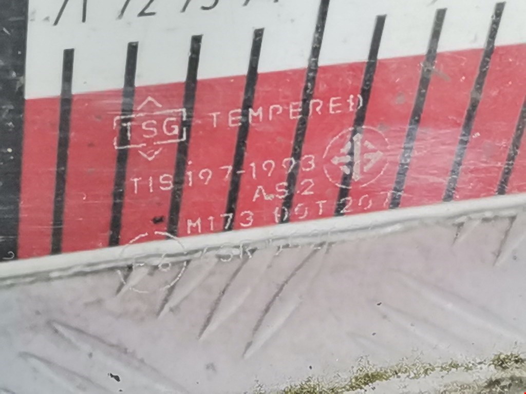 Стекло двери переднее правое MITSUBISHI L200 K6,K7 1996-2006